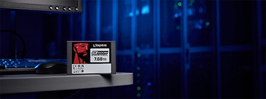 サーバールームの机の上に置かれた DC600M SSD