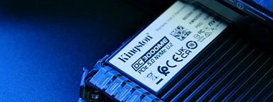 Kingston DC SSD をサーバーラックに挿入する手のクローズアップ