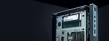 ミニ PC に取り付けられた Kingston メモリおよび NV2 SSD のヒーローショット