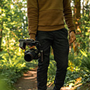 雑木林でアタッチメント付きの Canon EOS R5 を持つベン。