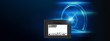 高速を表す青く光る速度計のグラフィックの前の Kingston DC1500M SSD